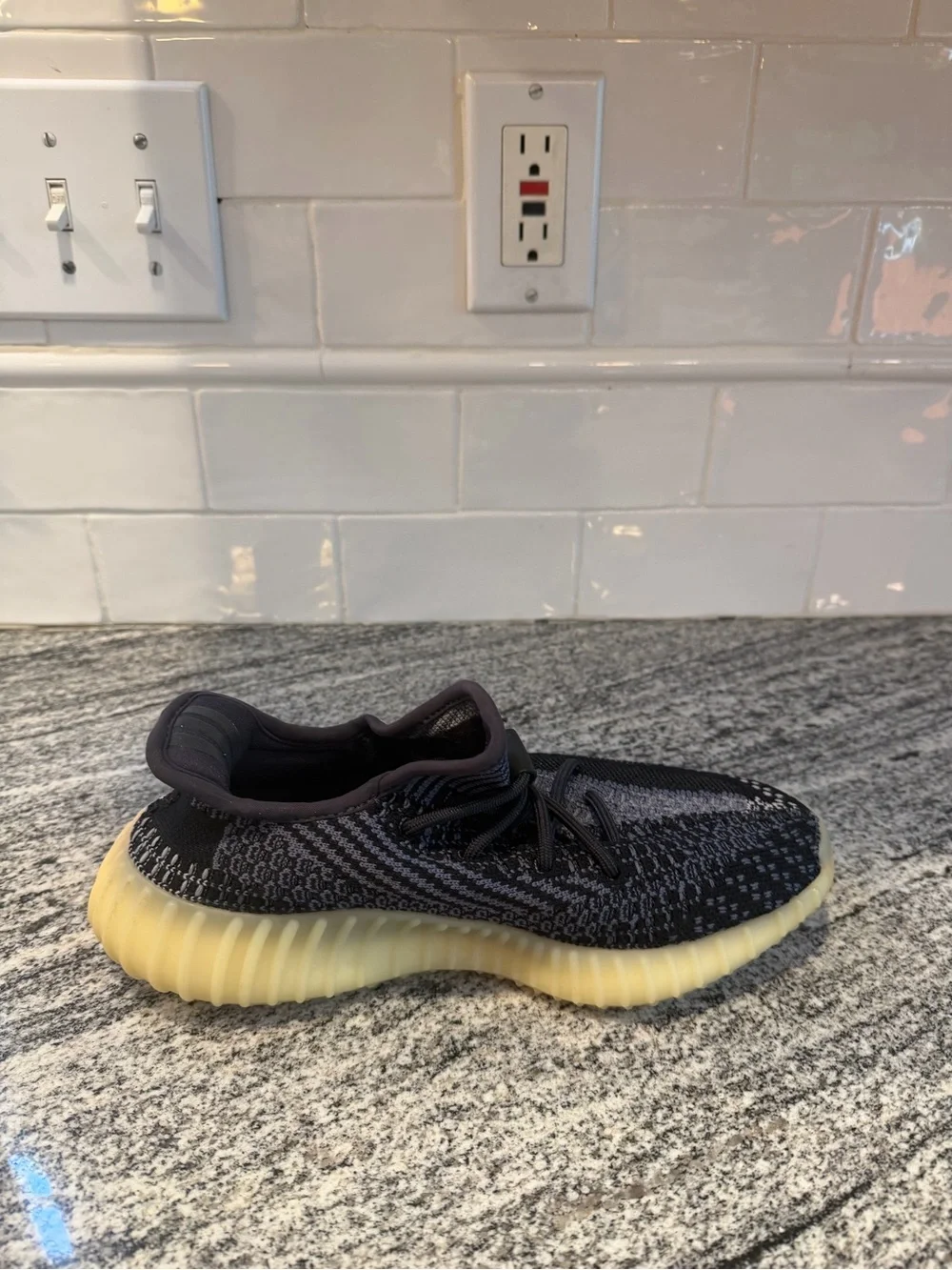 Men’s Adidas Yeezy Boost 350 V2 Carbon Black FZ5000 Size 6/Women’s 7.5